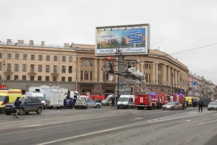 Санкт-Петербург. Вертолет МЧС России на Московском проспекте у станции метро `Технологический институт`, где на перегоне от станции `Сенная площадь` в вагоне поезда произошел взрыв.