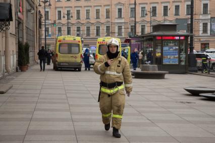 Санкт-Петербург. Сотрудники МЧС России на Московском проспекте у станции метро `Технологический институт`, где на перегоне от станции `Сенная площадь` в вагоне поезда произошел взрыв.