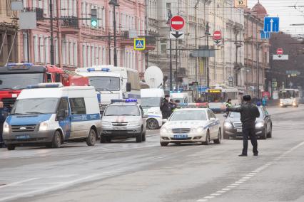 Санкт-Петербург. Сотрудники правоохранительных органов на Московском проспекте у станции метро `Технологический институт`, где на перегоне от станции `Сенная площадь` в вагоне поезда произошел взрыв.