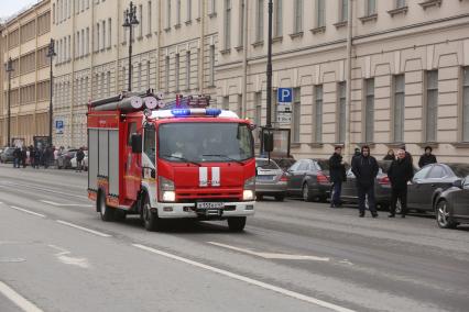 Санкт-Петербург. Автомобили МЧС России на Московском проспекте у станции метро `Технологический институт`, где на перегоне от станции `Сенная площадь` в вагоне поезда произошел взрыв.