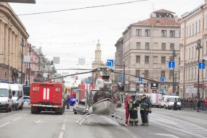 Санкт-Петербург. Вертолет МЧС России на Московском проспекте у станции метро `Технологический институт`, где на перегоне от станции `Сенная площадь` в вагоне поезда произошел взрыв.