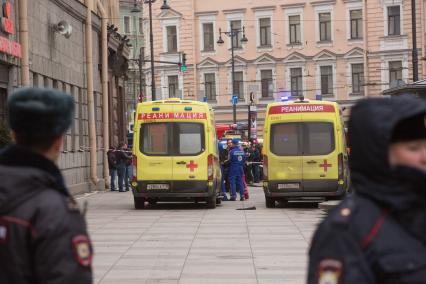 Санкт-Петербург. Автомобили Скорой помощи на Московском проспекте у станции метро `Технологический институт`, где на перегоне от станции `Сенная площадь` в вагоне поезда произошел взрыв.