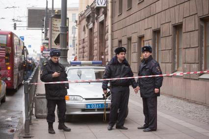 Санкт-Петербург. Сотрудники полиции на Московском проспекте у станции метро `Технологический институт`, где на перегоне от станции `Сенная площадь` в вагоне поезда произошел взрыв.