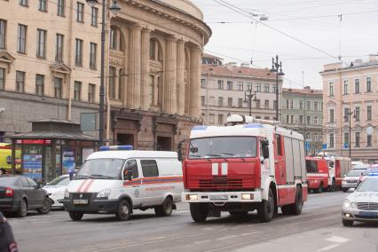 Санкт-Петербург. Автомобили МЧС России на Московском проспекте у станции метро `Технологический институт`, где на перегоне от станции `Сенная площадь` в вагоне поезда произошел взрыв.