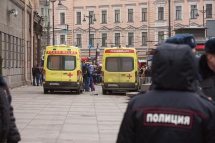 Санкт-Петербург. Автомобили Скорой помощи на Московском проспекте у станции метро `Технологический институт`, где на перегоне от станции `Сенная площадь` в вагоне поезда произошел взрыв.