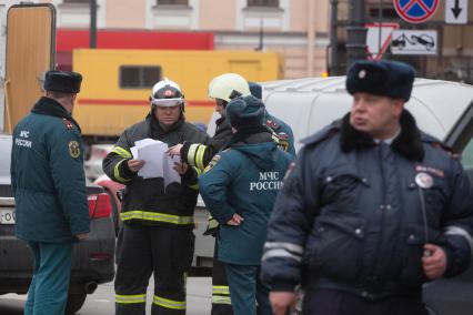 Санкт-Петербург. Сотрудники МЧС России на Московском проспекте у станции метро `Технологический институт`, где на перегоне от станции `Сенная площадь` в вагоне поезда произошел взрыв.