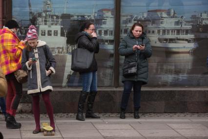 Санкт-Петербург. Возле станции метро `Технологический институт`. В перегоне между станциями `Сенная площадь` и `Технологический институт` произошел взрыв, в результате которого погибли люди.