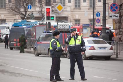 Санкт-Петербург. Сотрудники полиции на Московском проспекте у станции метро `Технологический институт`, где на перегоне от станции `Сенная площадь` в вагоне поезда произошел взрыв.