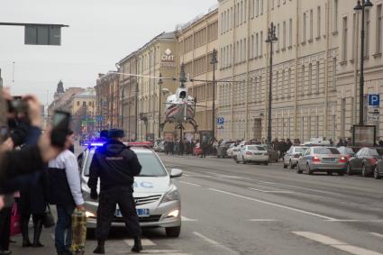 Санкт-Петербург. Вертолет МЧС России на Московском проспекте у станции метро `Технологический институт`, где на перегоне от станции `Сенная площадь` в вагоне поезда произошел взрыв.