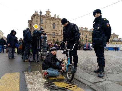 Санкт-Петербург. Сотрудники правоохранительных органов на Московском проспекте у станции метро `Технологический институт`, где на перегоне от станции `Сенная площадь` в вагоне поезда произошел взрыв.