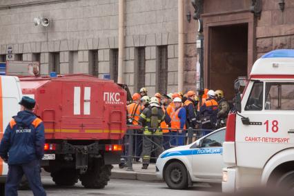 Санкт-Петербург. Сотрудники МЧС России на Московском проспекте у станции метро `Технологический институт`, где на перегоне от станции `Сенная площадь` в вагоне поезда произошел взрыв.