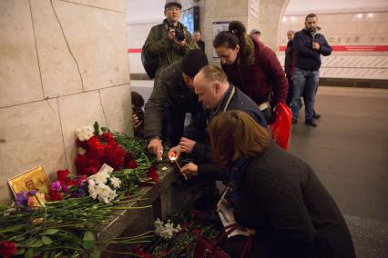 Санкт-Петербург. Горожане несут цветы на станцию метро `Технологический институт` в память о погибших в результате взрыва в перегоне между станциями  `Сенная площадь` и `Технологический институт`.