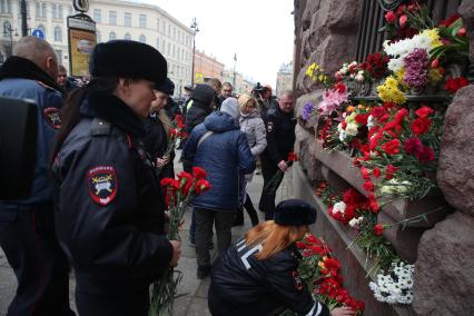 Санкт-Петербург. Горожане несут цветы к станции метро `Технологический институт` в память о погибших в результате взрыва в перегоне между станциями `Сенная площадь` и `Технологический институт`.