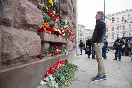 Санкт-Петербург. Горожане несут цветы к станции метро `Технологический институт` в память о погибших в результате взрыва в перегоне между станциями  `Сенная площадь` и `Технологический институт`.