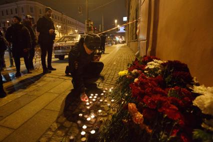 Санкт-Петербург. Горожане несут цветы к станции метро `Технологический институт` в память о погибших в результате взрыва в перегоне между станциями  `Сенная площадь` и `Технологический институт`.