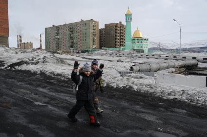 Норильск. Виды города. На заднем плане - мечеть Нурд-Камал.