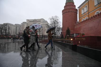 Москва. Москвичи несут цветы к мемориалу города-героя Ленинграда в Александровском саду, чтобы почтить память погибших в теракте на станции метро `Сенная площадь` в Санкт-Петербурге.