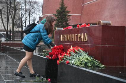 Москва. Москвичи несут цветы к мемориалу города-героя Ленинграда в Александровском саду, чтобы почтить память погибших в теракте на станции метро `Сенная площадь` в Санкт-Петербурге.