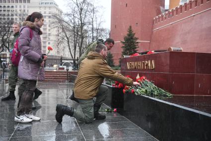 Москва. Москвичи несут цветы к мемориалу города-героя Ленинграда в Александровском саду, чтобы почтить память погибших в теракте на станции метро `Сенная площадь` в Санкт-Петербурге.