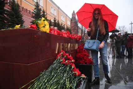 Москва. Москвичи несут цветы и свечи к мемориалу города-героя Ленинграда в Александровском саду, чтобы почтить память погибших в теракте на станции метро `Сенная площадь` в Санкт-Петербурге.