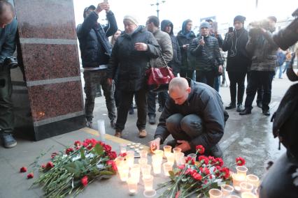 Санкт-Петербург. Горожане несут цветы и свечи к станции метро `Спасская` в память о погибших в результате взрыва в перегоне между станциями `Сенная площадь` и `Технологический институт`.