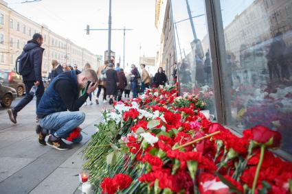 Санкт-Петербург. Горожане несут цветы к станции метро `Технологический институт` в память о погибших в результате взрыва в перегоне между станциями  `Сенная площадь` и `Технологический институт`.