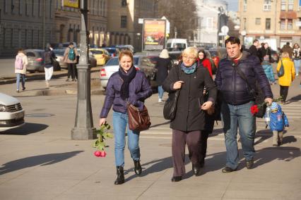 Санкт-Петербург. Горожане несут цветы к станции метро `Технологический институт` в память о погибших в результате взрыва в перегоне между станциями  `Сенная площадь` и `Технологический институт`.