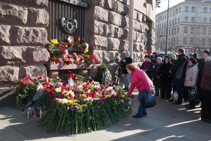 Санкт-Петербург. Горожане несут цветы к станции метро `Технологический институт` в память о погибших в результате взрыва в перегоне между станциями  `Сенная площадь` и `Технологический институт`.