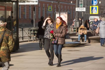 Санкт-Петербург. Горожане несут цветы к станции метро `Технологический институт` в память о погибших в результате взрыва в перегоне между станциями  `Сенная площадь` и `Технологический институт`.