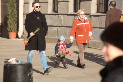 Санкт-Петербург. Горожане несут цветы к станции метро `Технологический институт` в память о погибших в результате взрыва в перегоне между станциями  `Сенная площадь` и `Технологический институт`.