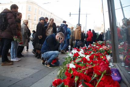 Санкт-Петербург. Горожане несут цветы к станции метро `Технологический институт` в память о погибших в результате взрыва в перегоне между станциями  `Сенная площадь` и `Технологический институт`.