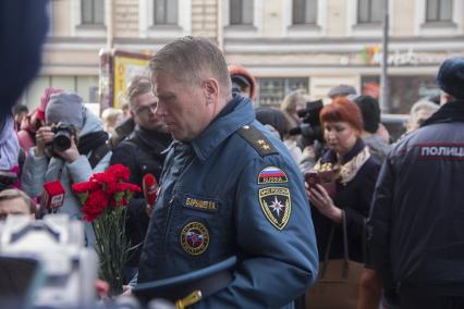 Санкт-Петербург. Заместитель Министра РФ по чрезвычайным ситуациям, генерал-лейтенант Павел Барышев во время возложения цветов к станции метро `Технологический институт` в память о погибших в результате взрыва в перегоне между станциями  `Сенная площадь` и `Технологический институт`.