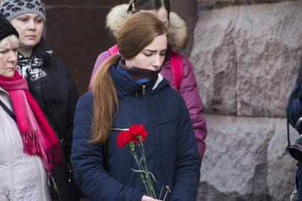 Санкт-Петербург. Горожане несут цветы к станции метро `Технологический институт` в память о погибших в результате взрыва в перегоне между станциями  `Сенная площадь` и `Технологический институт`.