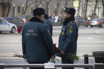 Санкт-Петербург. Сотрудники МЧС России во время возложения цветов к станции метро `Технологический институт` в память о погибших в результате взрыва в перегоне между станциями  `Сенная площадь` и `Технологический институт`.