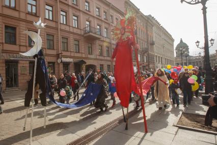 Санкт-Петербург. Участники парада-карнавала клоунов на открытии ежегодного Международного `Смешного фестиваля`.