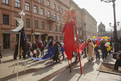 Санкт-Петербург. Участники парада-карнавала клоунов на открытии ежегодного Международного  `Смешного фестиваля`.