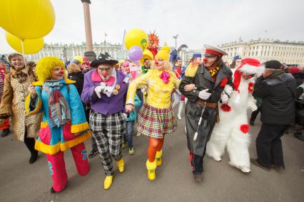 Санкт-Петербург. Участники парада-карнавала клоунов на открытии ежегодного Международного  `Смешного фестиваля`.