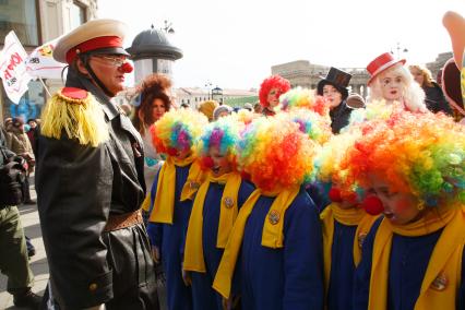 Санкт-Петербург. Участники парада-карнавала клоунов на открытии ежегодного Международного  `Смешного фестиваля`.