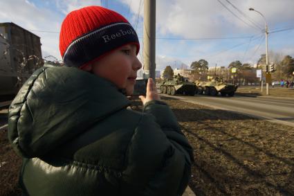 Еатеринбург. Мальчик фотографирует прохождение военной техники во время репетиции военного парада