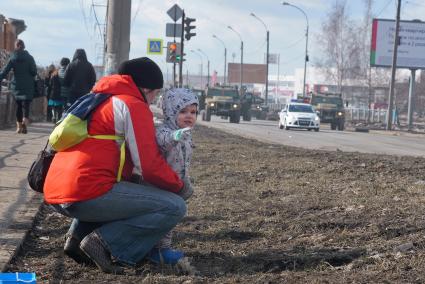 Еатеринбург. Мама с ребенком наблюдают за репетицией военного парада