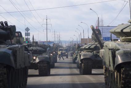 Еатеринбург. Военная техника перед началом репетиции парада