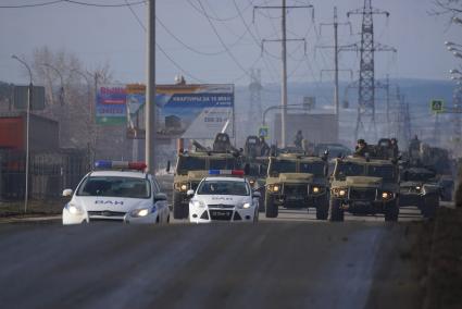 Еатеринбург. Прохождение военной техники в сопровождении машин ВАИ, во время репетиции военного парада