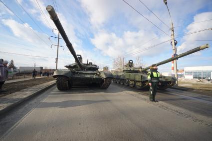 Еатеринбург. Танки Т-72Б во время репетиции военного парада