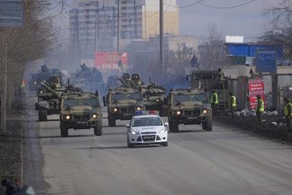 Еатеринбург. Прохождение военной техники в сопровождении машин ВАИ, во время репетиции военного парада