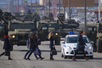 Еатеринбург. Пешеходы переходят дорогу перед колонной военной техники. Репетиция военного парада