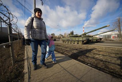 Еатеринбург.  Танки Т-72Б во время репетиции военного парада