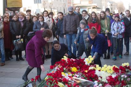 Санкт-Петербург. Горожане несут цветы к станции метро `Технологический институт` в память о погибших в результате взрыва в перегоне между станциями  `Сенная площадь` и `Технологический институт`.