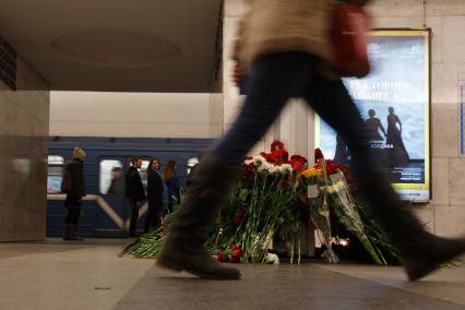 Санкт-Петербург. Горожане несут цветы на станцию метро  `Технологический институт 2` в память о погибших в результате взрыва в перегоне между станциями  `Сенная площадь` и `Технологический институт`.