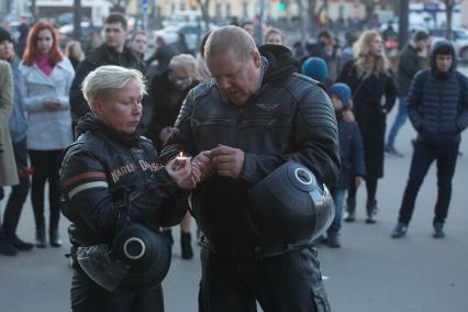 Санкт-Петербург. Горожане несут цветы и свечи к станции метро `Спасская` в память о погибших в результате взрыва в перегоне между станциями  `Сенная площадь` и `Технологический институт`.