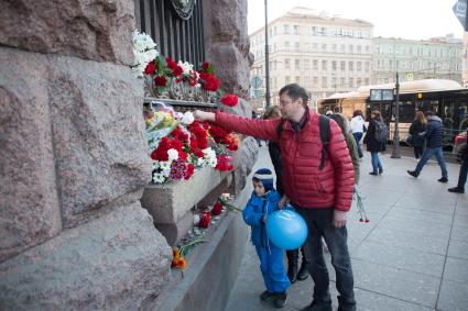 Санкт-Петербург. Горожане несут цветы к станции метро `Технологический институт` в память о погибших в результате взрыва в перегоне между станциями  `Сенная площадь` и `Технологический институт`.